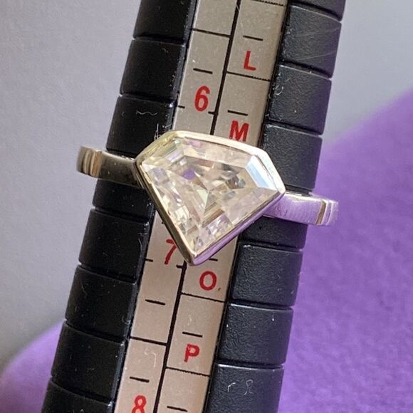 💛 925 1.85ct Fancy Cut Moissanite Ring - Picture 4 of 5